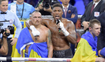 Усик отреагировал на смертельное ДТП с участием Джошуа