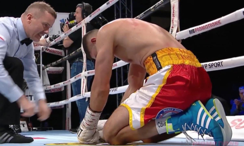 Нокаутом после трёх нокдаунов закончился бой за титул WBA в весе Алимханулы. Видео