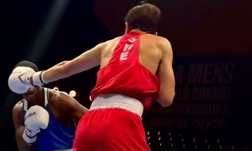 Боксер устроил танцы и едва не вырубил соперника на ЧМ-2025 по боксу. Видео