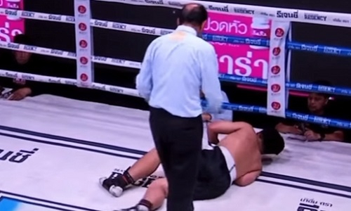 Тяжелым нокаутом в первом раунде закончился бой «Казахского титана». Видео