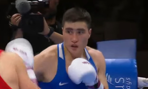 Разгромом с нокдаунами обернулся первый бой Казахстан — Узбекистан на ЧМ-2025 по боксу