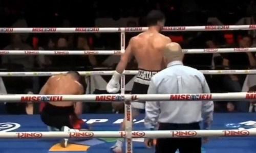 Безнадёжным избиением и нокаутом обернулся бой полутяжа из России. Видео