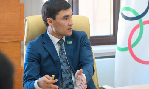 «Выступают россияне». Серик Сапиев прибыл на финал ЧМ-2025 ради Казахстана