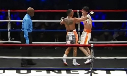 Громкой сенсацией обернулся бой за два титула чемпиона мира. Видео