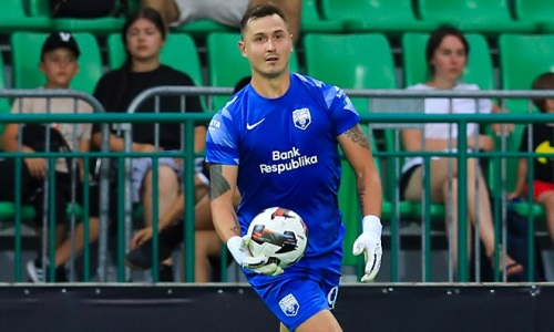 Вратарь сборной Казахстана помог европейскому клубу обыграть лидера и возглавить чемпионат