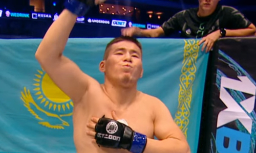 Непобеждённый казахстанский боец финишировал узбекистанца в первом раунде