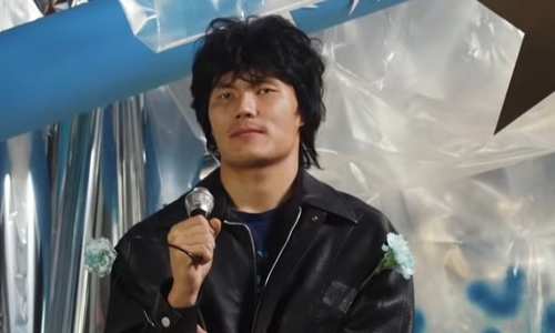 Нуралы Алип в образе Виктора Цоя исполнил «Группу крови». Видео