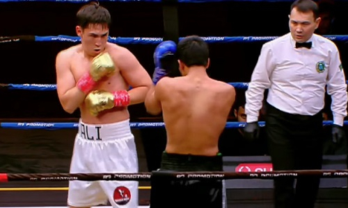Судьи решили исход боя с нокдауном боксеров из Казахстана и Узбекистана