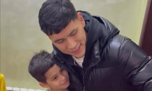 «Он в футболке „Актобе“!». Темирлан Анарбеков шокировал своим неожиданным жестом. Видео