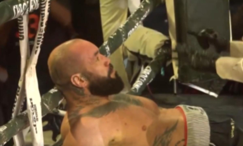 Бой олимпийского чемпиона обернулся тяжелым нокаутом в первом раунде. Видео