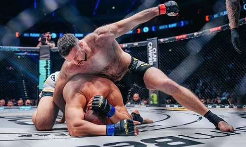 Быстрым нокаутом закончился главный бой за титул после поединка Жумагулова. Видео 