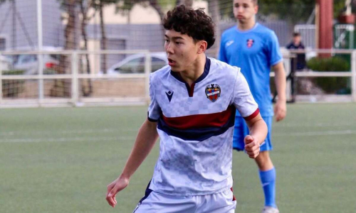 Казахстанский футболист перешел в испанский клуб