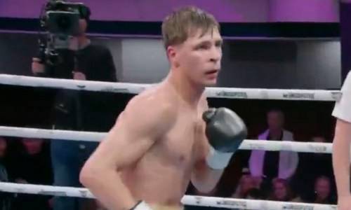 Разгромом обернулся бой непобеждённого боксёра за два чемпионских титула. Видео