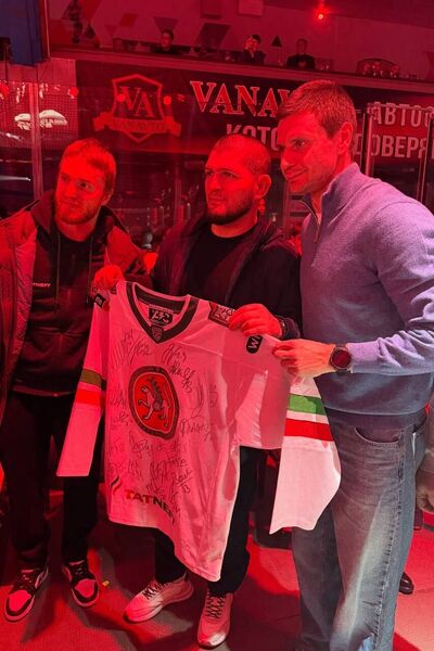 Хабиб Нурмагомедов получил необычный подарок. Фото