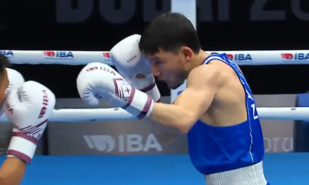 Разгромом с тремя нокдаунами обернулся бой Казахстана на ЧМ-2025 по боксу