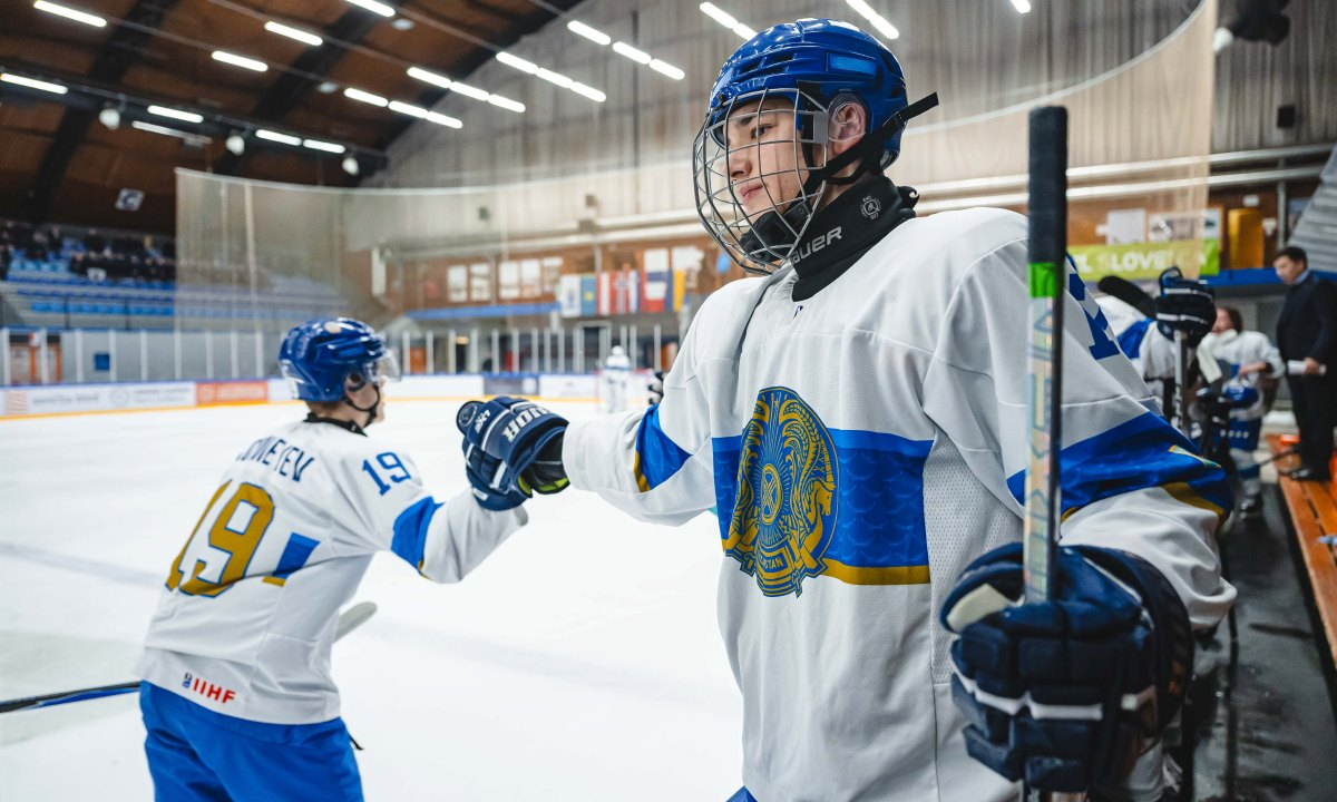 Казахстан вырвал победу на молодежном чемпионате мира по хоккею