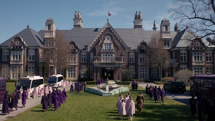 Hulu показал первые кадры спин-оффа «Рассказа служанки»