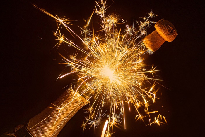 Что делать, если пробка от шампанского угодила в глаз