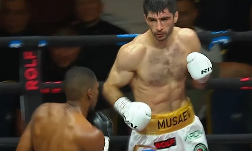 Тяжелым нокаутом закончился бой российского боксера за титул чемпиона мира. Видео