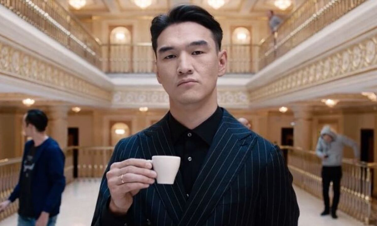 Нурлан Сабуров прибыл на финал ЧМ-2025 по боксу с участием Казахстана