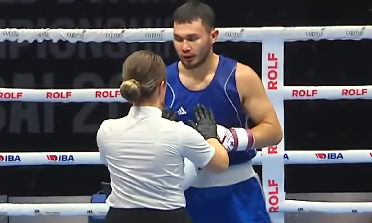 «Вытащили за уши». В Узбекистане возмущены судейством боя Казахстан — Россия на ЧМ-2025 по боксу