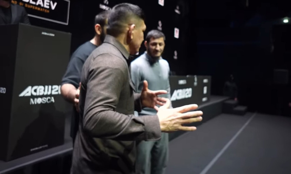 Куат Хамитов провел дуэль взглядов перед «суперматчем». Видео