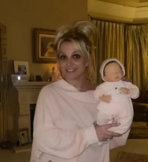 Бритни Спирс появилась в Мексике с куклой, которую называет своим ребёнком