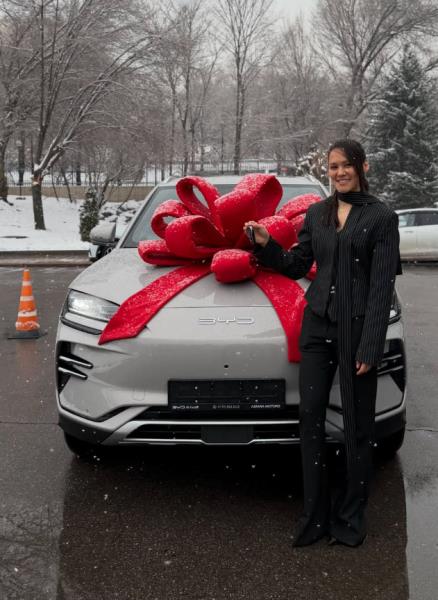 Двукратной чемпионке мира по боксу вручили шикарный подарок в Казахстане. Фото