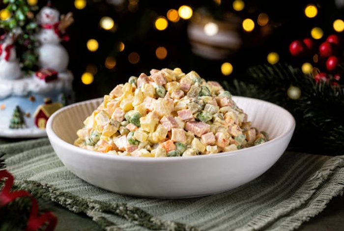 Почему нельзя доедать новогодние салаты по три–четыре дня