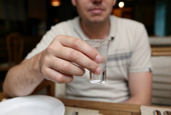 Врач назвала смертельную дозу водки