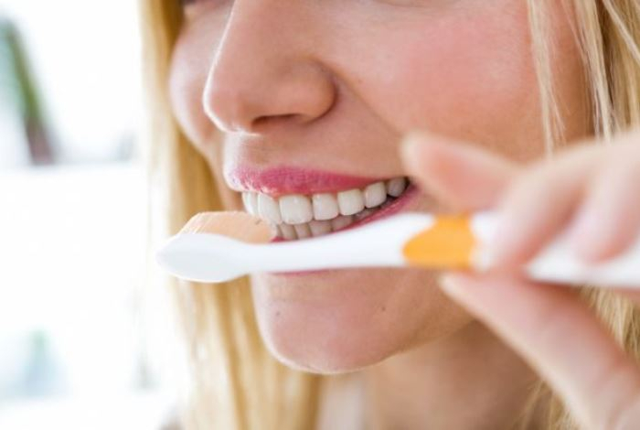 Стоматолог назвал четыре ошибки, которых стоит избегать перед чисткой зубов