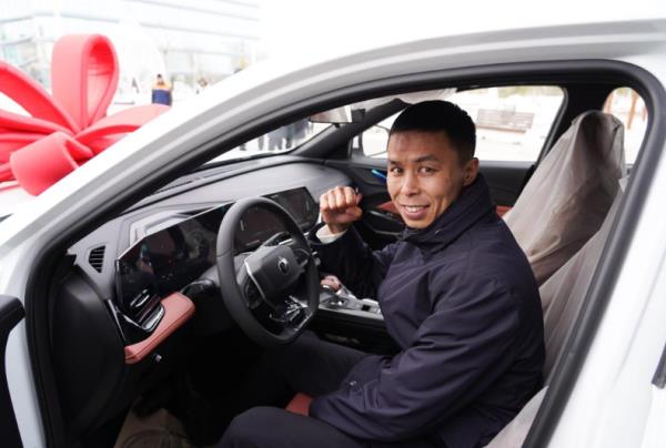 Сакен Бибосынов получил новый роскошный подарок за «золото» ЧМ-2025. Фото