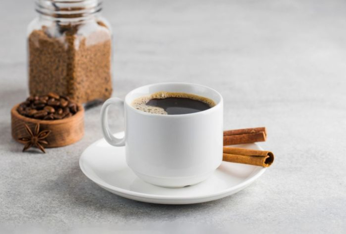 Гастроэнтеролог предупредила о возможных рисках употребления кофе с корицей