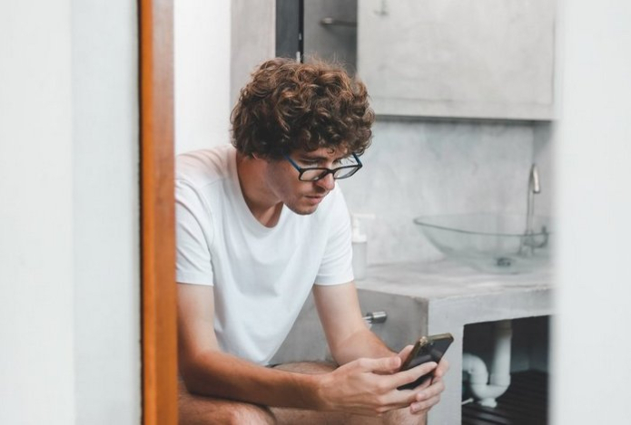 Любителей сидеть на унитазе с телефоном предупредили о последствиях