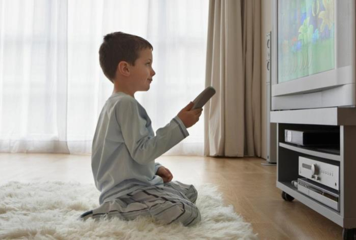 Телевизор «для фона» может замедлить развитие ребенка — эксперт