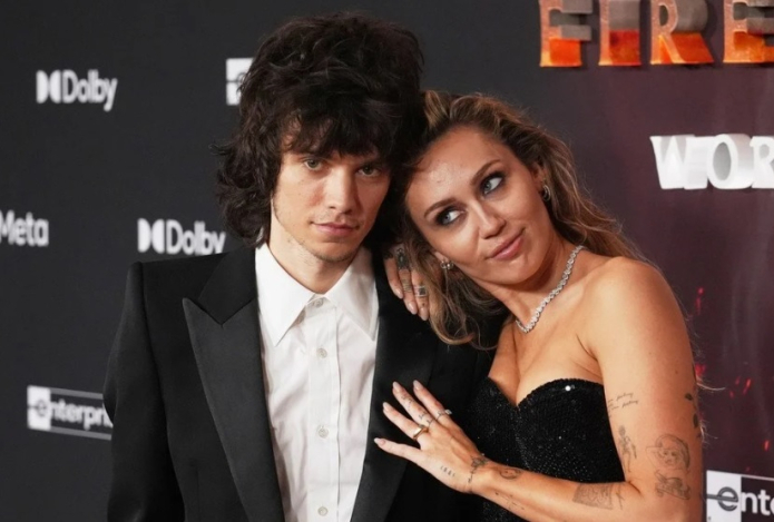 Майли Сайрус представила своего нового возлюбленного. Видео