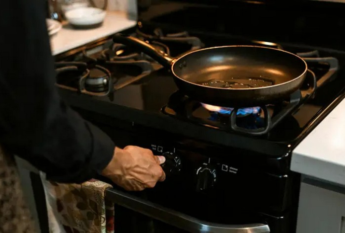 Вот почему сковородки ощущаются жирными даже после мытья — простой способ их почистить