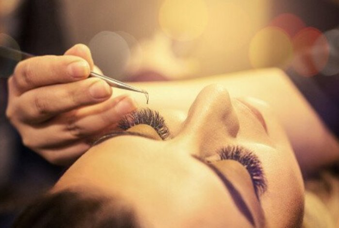 Как ухаживать за наращёнными ресницами для максимальной стойкости