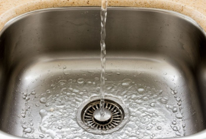 Как с помощью неожиданного прибора прочистить слив раковины