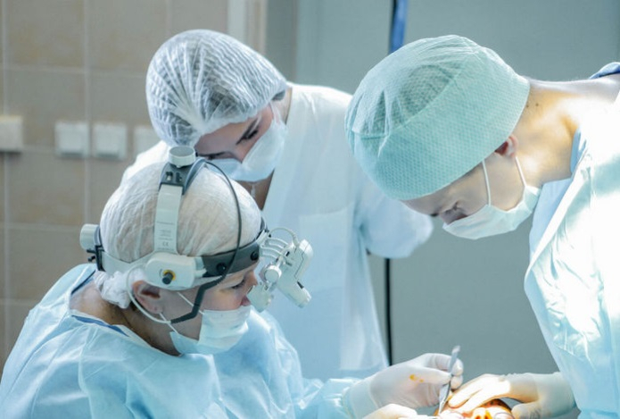 Китайские врачи смогли вернуть женщине ухо, вырастив его на стопе