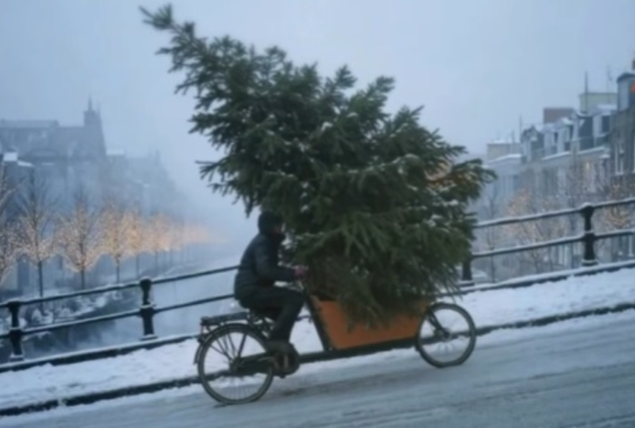 McDonald’s показал честный ИИ-ролик о предновогодней суете — никакой сказки. Видео