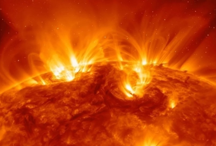 Сюрприз от «зомби-области» и редкая «чёрная вспышка». Солнце снова атакует Землю