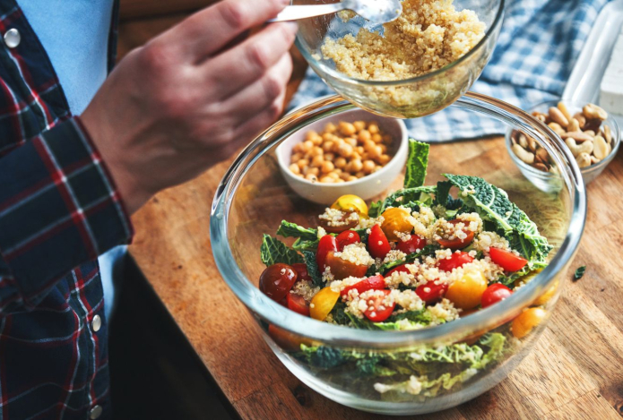 Как сделать салат полезным и сбалансированным