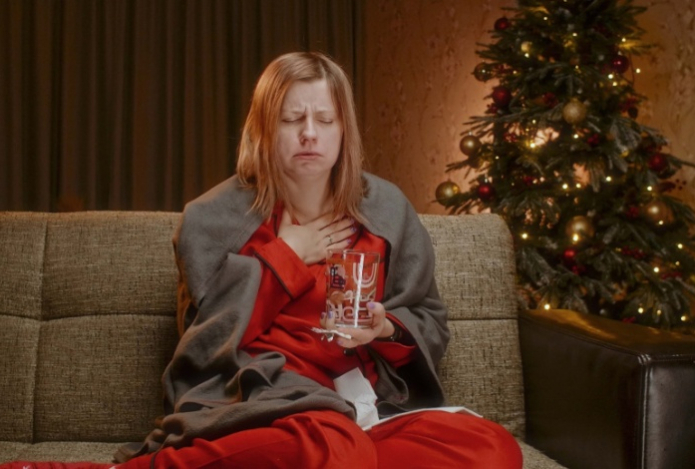 Названы шесть симптомов рака, которые проявляются при украшении елки