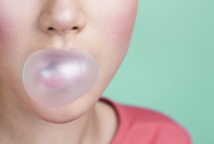 Опасно ли проглатывать жвачку