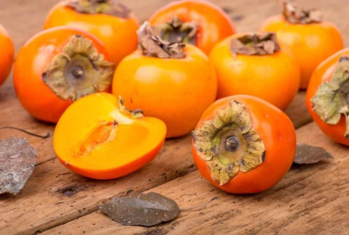 Почему вредно есть много хурмы