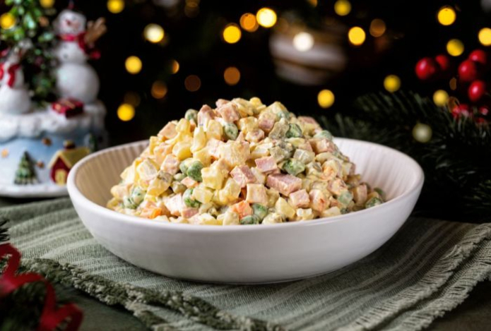 Диетолог рассказала о последствиях переедания оливье