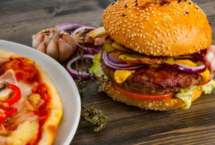 Названа причина, почему после тяжелого рабочего дня тянет на пиццу и бургеры