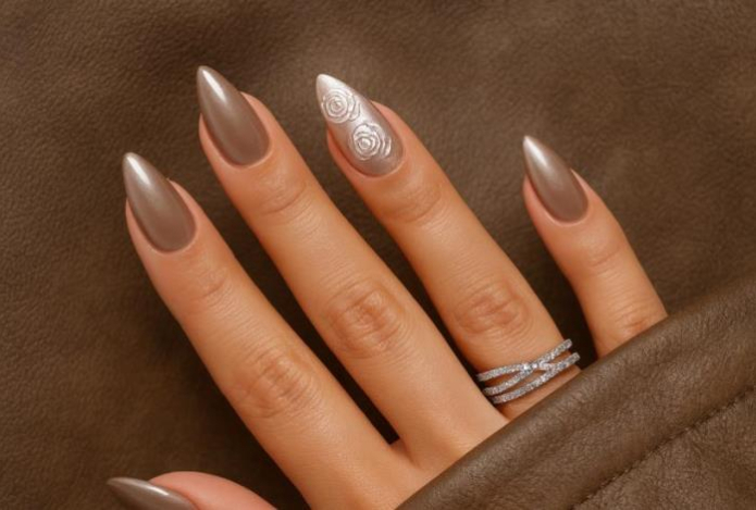 В январе 2026 моден маникюр в тонах Огненной Лошади