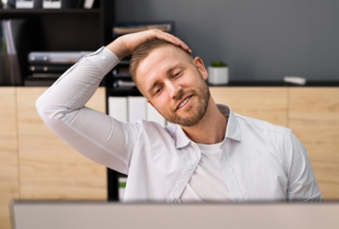 Офисным сотрудникам перечислили лучшие упражнения от боли в спине